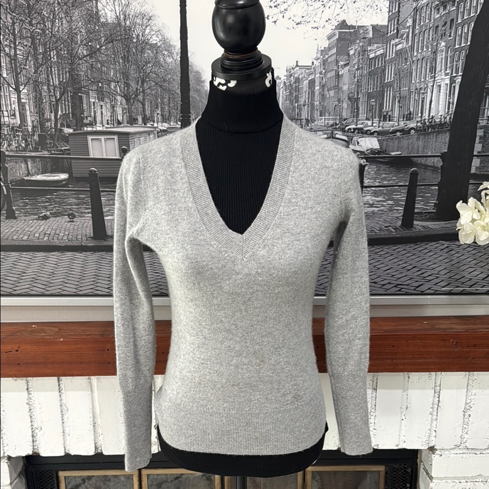 J. Crew Women’s Gray V-Neck Sweater Long Sleeve 100% Cashmere Size XS.